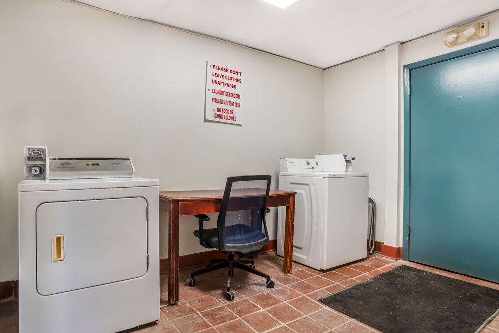 Econo Lodge Inn & Suites Philadelphia MS 74/80