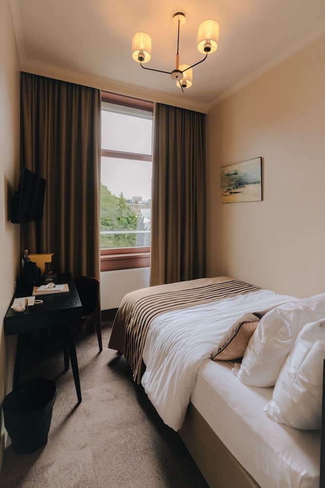 Omega Hotel 4/41