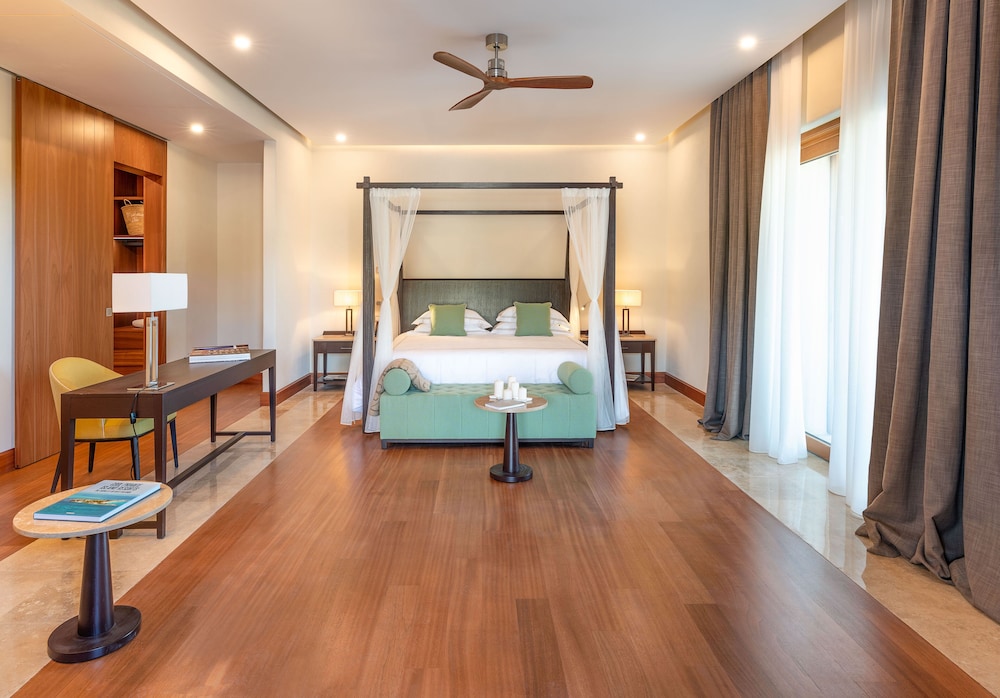 Royal, Suite, King Bed, Hill View, Sofa
