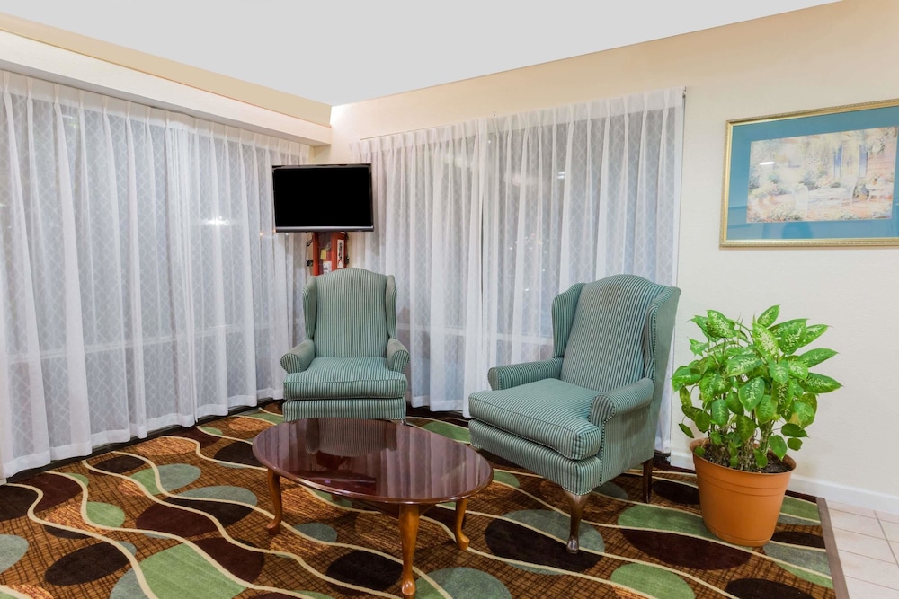 Super 8 by Wyndham Stafford 16/19