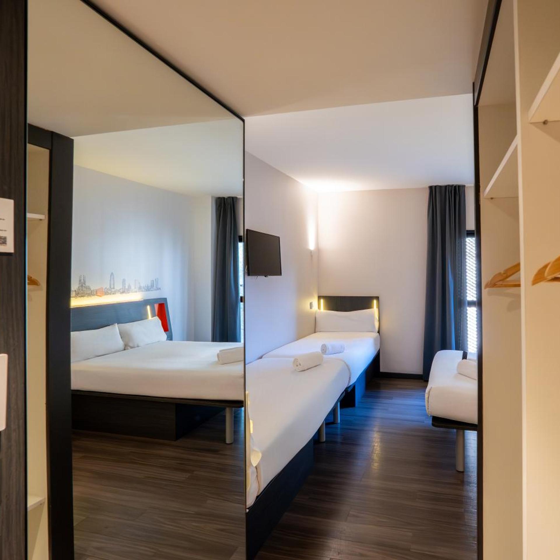 غرفة عائلية بسرير مزدوج، easyHotel Barcelona Fira 8/10