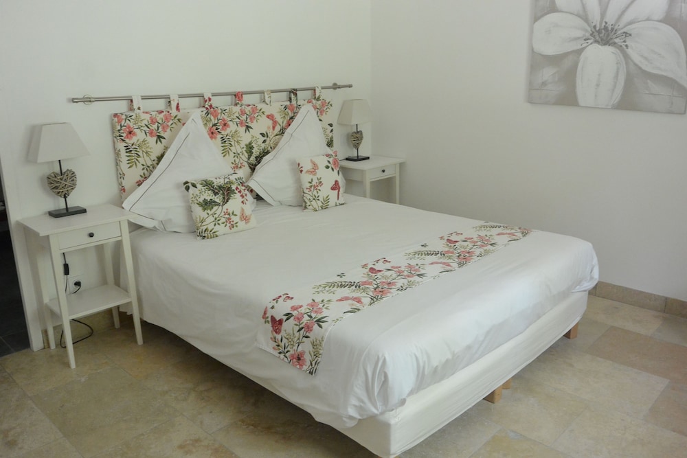 3 BEDROOMS, APARTMENT, GARDEN AREA
