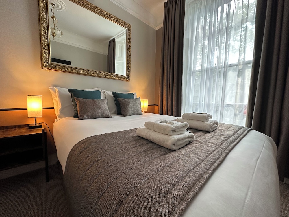 Tudor Court Hotel 7/50
