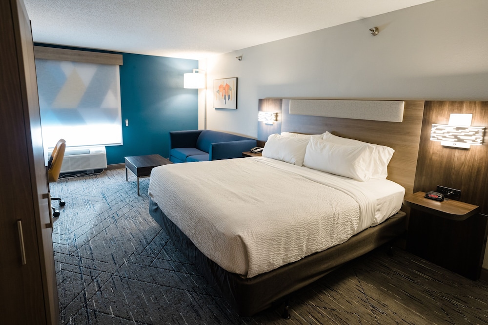 Holiday Inn Express Hotel and Suites Knoxville-North-I-75 Exit 112 26/61