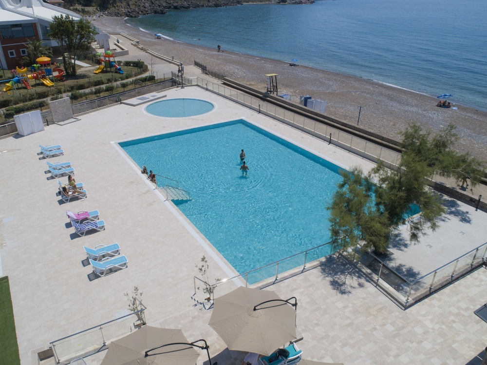 Pearl Beach Resort 33/62
