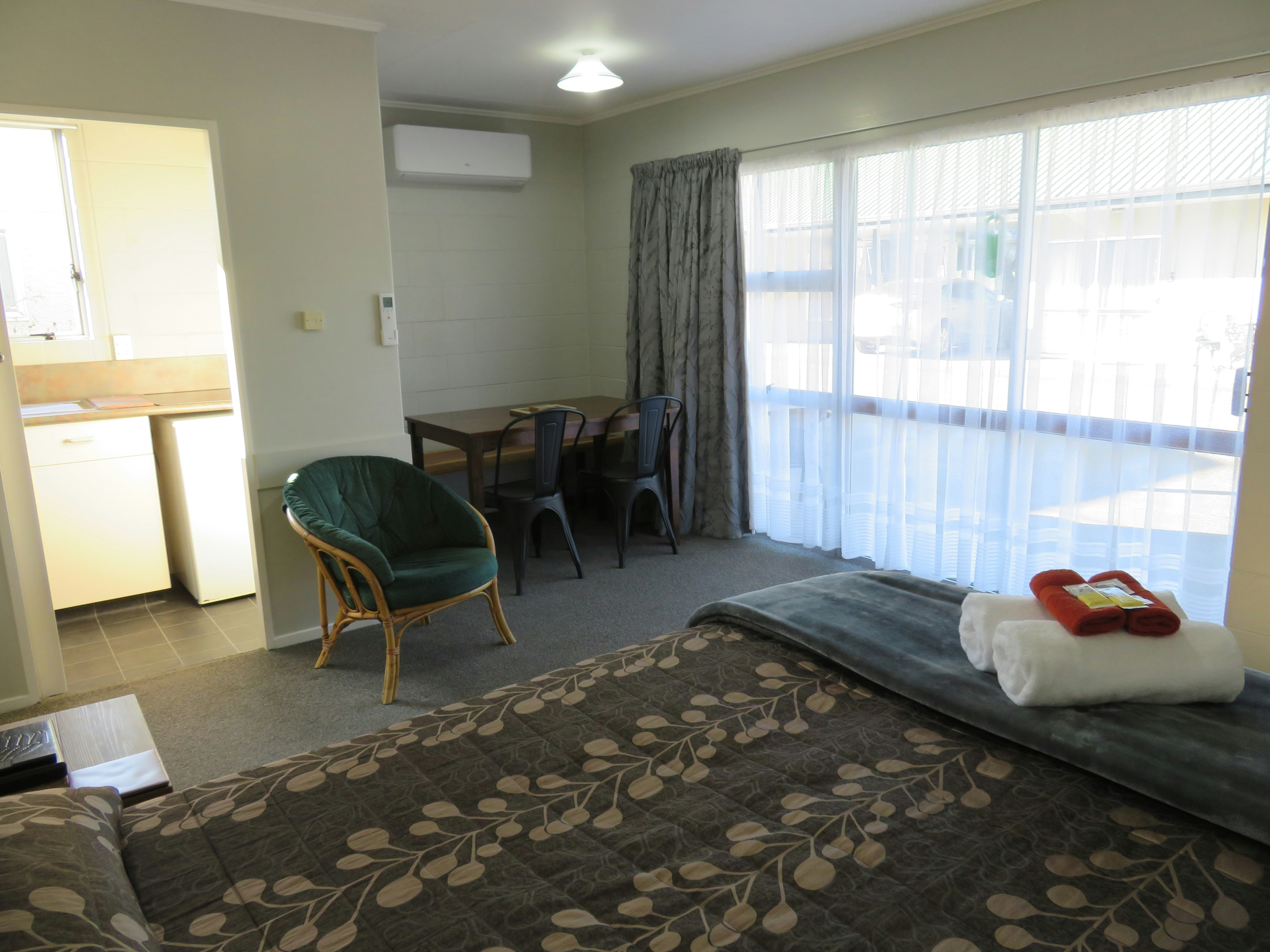 Commodore Court Motel 59/76