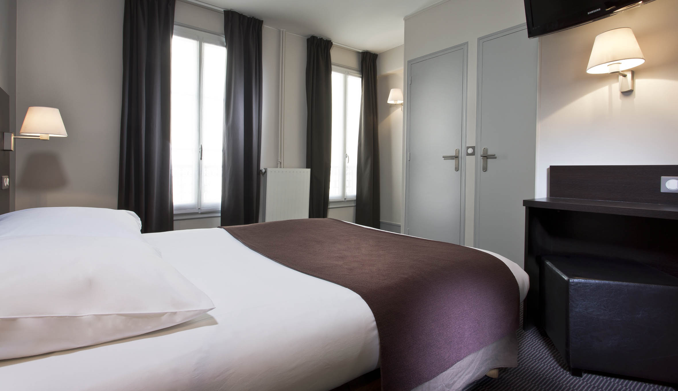 CLASSIC, QUEEN BED, CITY VIEW