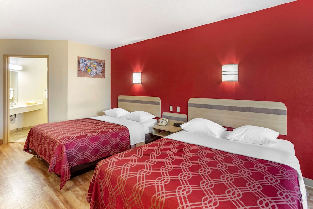 Econo Lodge Belle Fourche, SD 17/36