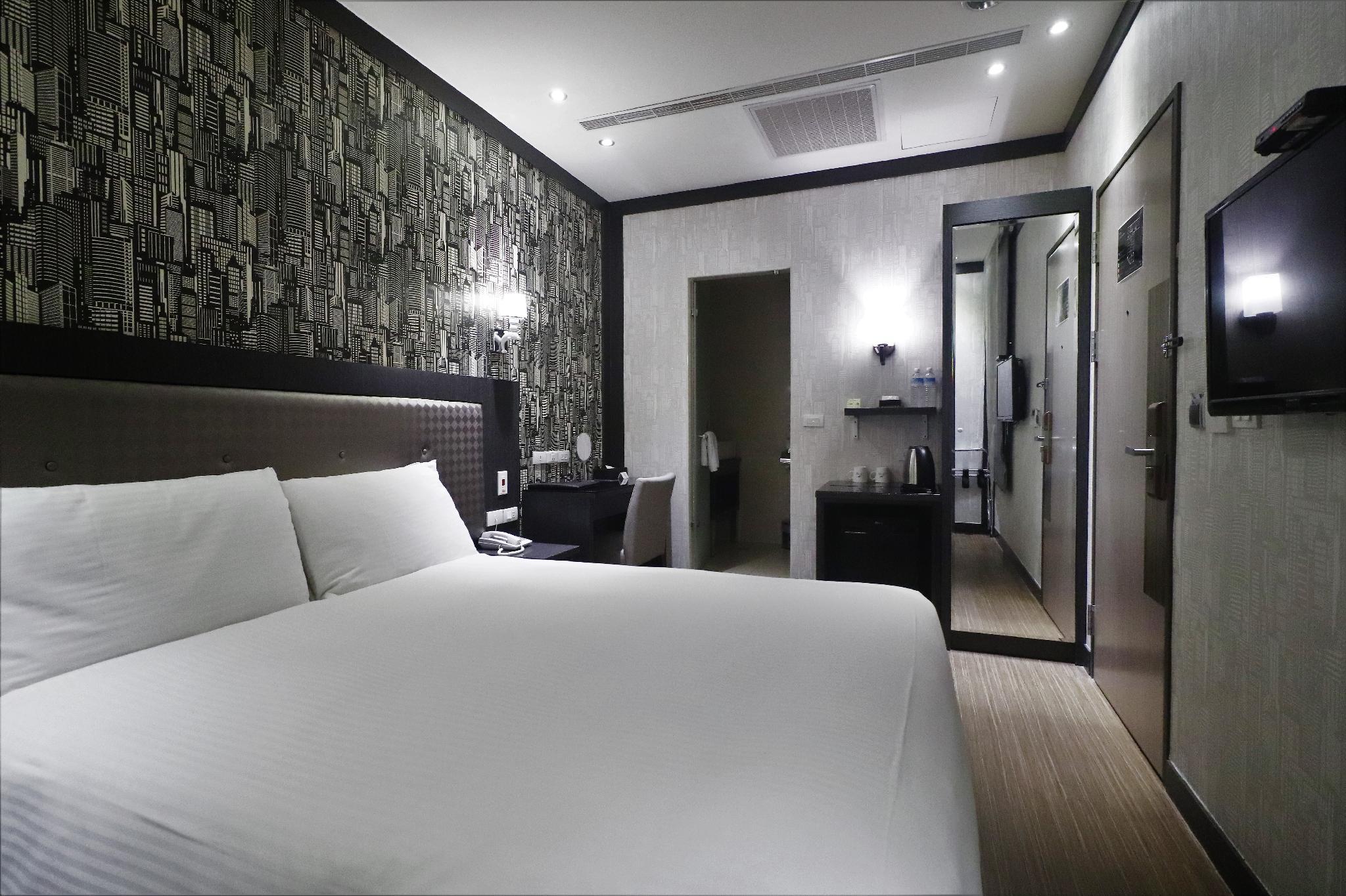 Standard, Queen Bed, No Window
