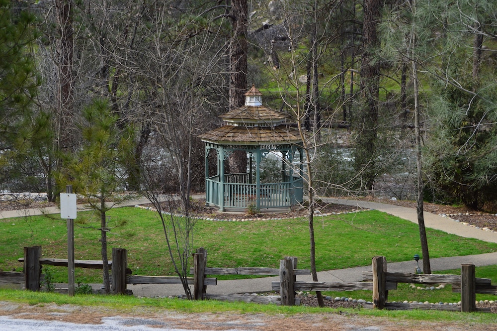 Yosemite Cedar Lodge 54/59
