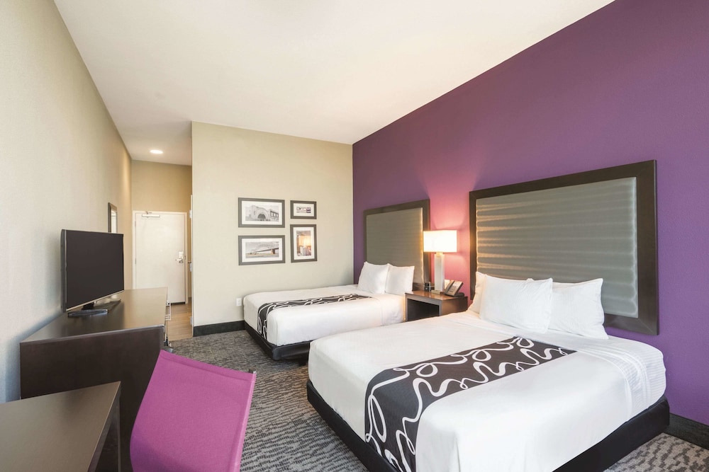 La Quinta Inn & Suites by Wyndham Memphis Downtown 9/36