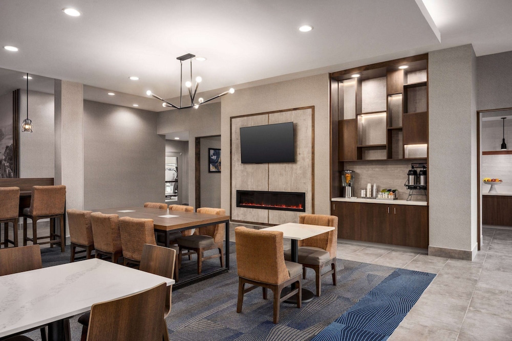 La Quinta Inn and Suites by Wyndham Del Rio 43/65