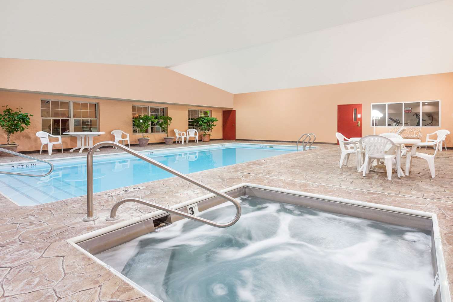 Ramada By Wyndham Sellersburg/Louisville North 27/69