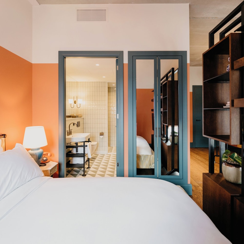 STUDIO, KING BED, PRIVATE BATHROOM