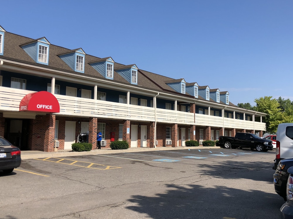 Travelodge by Wyndham Canton/Livonia Area, MI 33/38