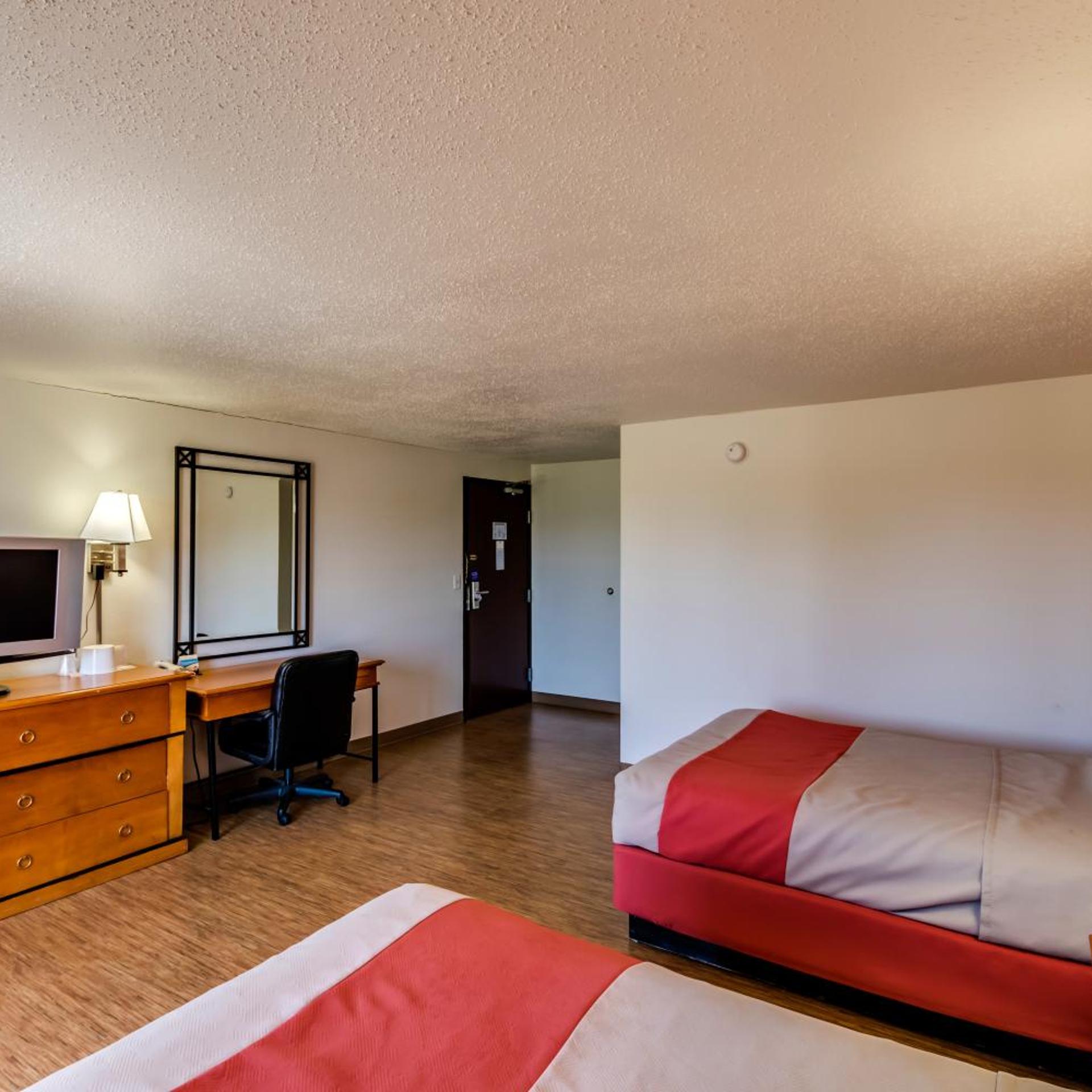 Deluxe, Quadruple, Motel6 Albert Lea, MN 7/10