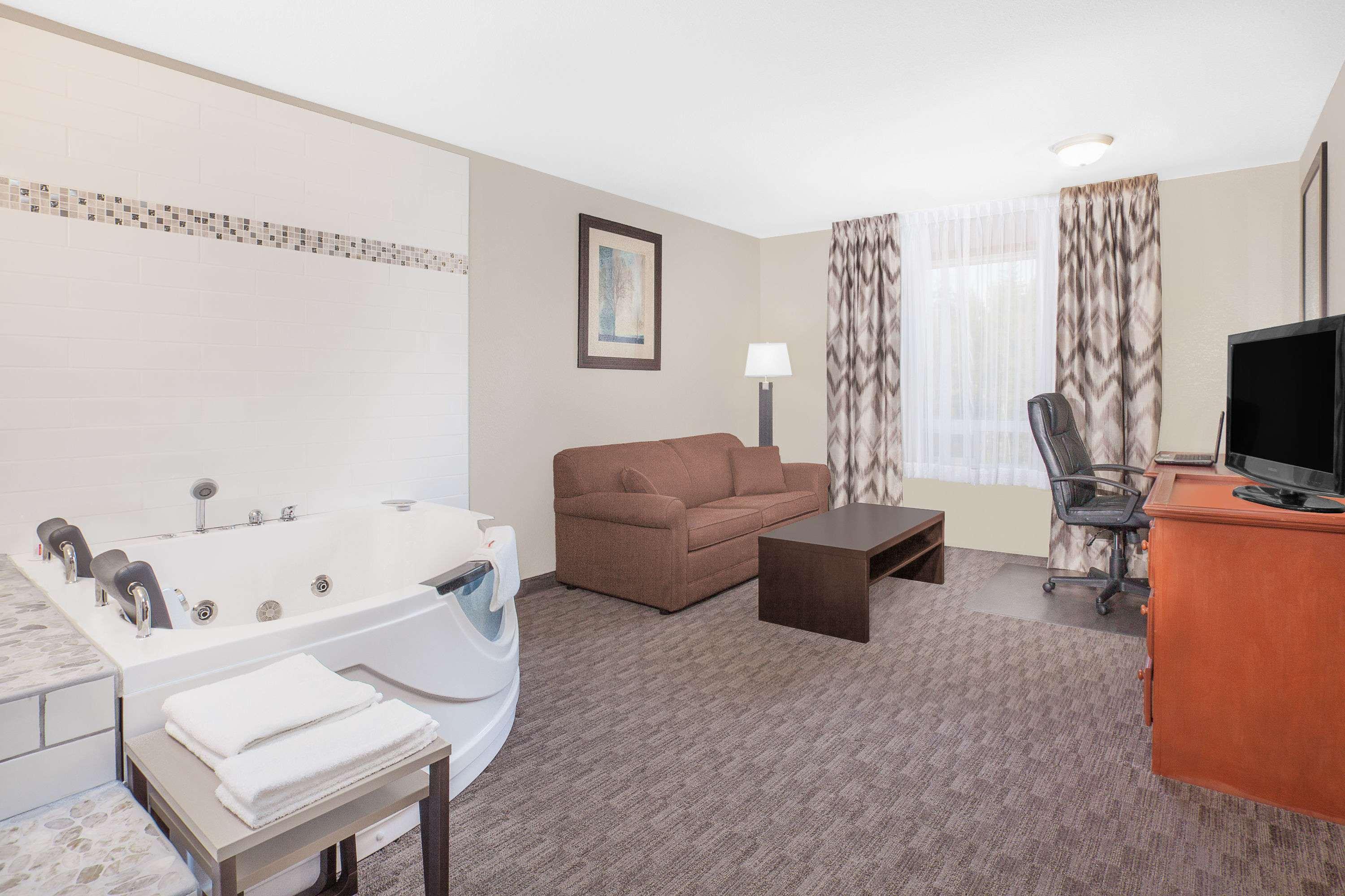 Super 8 by Wyndham Athabasca AB 20/31