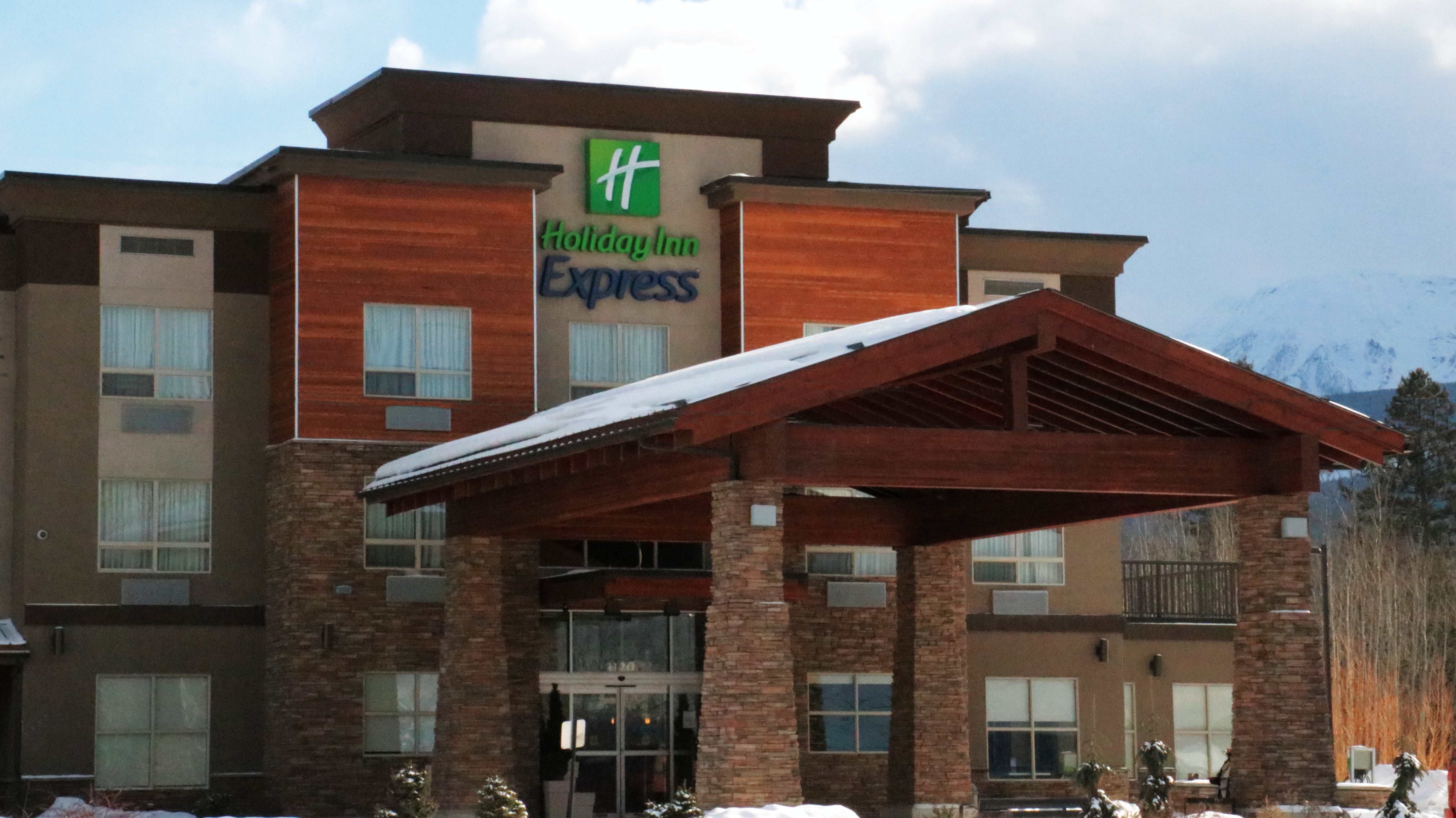 HOLIDAY INN EXPRESS GOLDEN KICKING HORSE 4/75