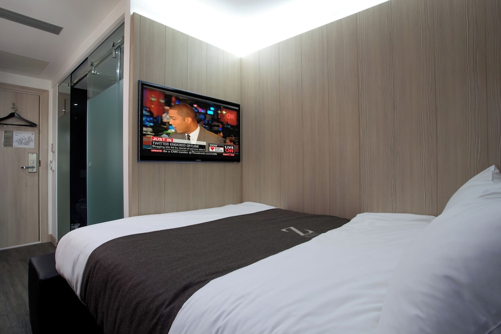 ROOM, DOUBLE BED, NO WINDOW
