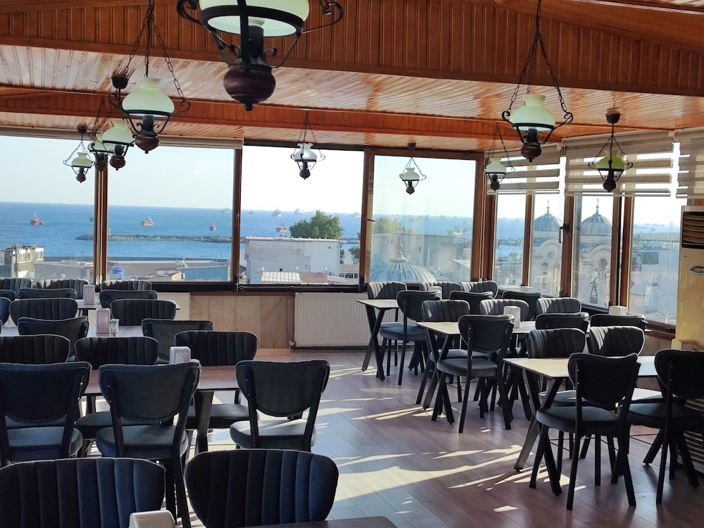 Grand Liza Hotel 34/49