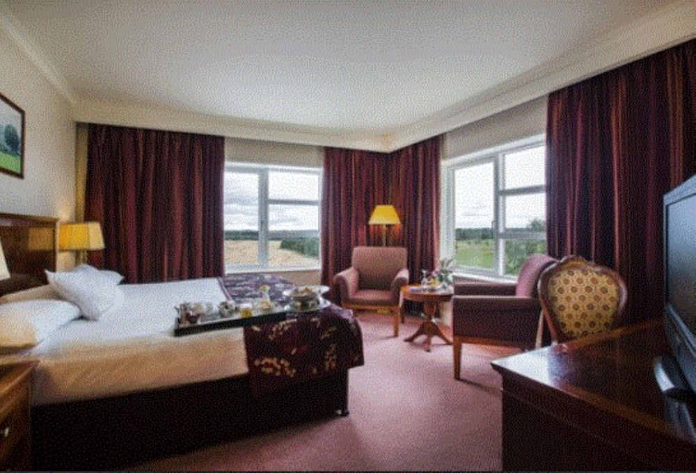 Deluxe, 1 Double and 1 Single Bed, Golf Course View