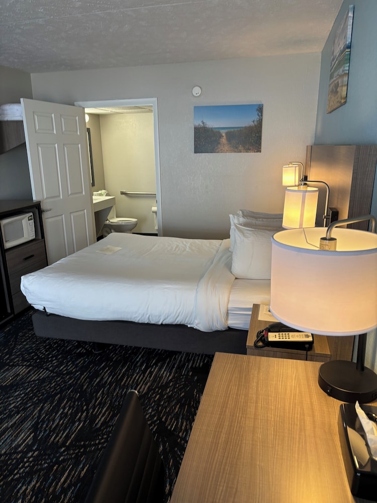 Room, Queen Bed, Building 2, Accessible، Baymont by Wyndham Petoskey 4/6