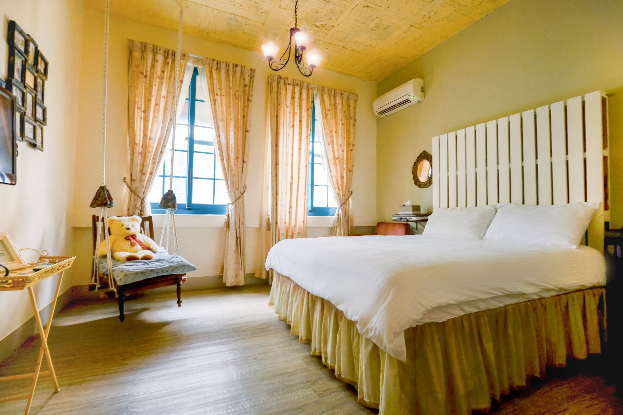 ROOM, DOUBLE BED