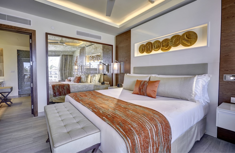 جناح رئاسي فاخر بسرير كينج وسريرين كوين بغرفتي نوم مع أريكة، Royalton Bavaro, An Autograph Collection All Inclusive Resort and Casino 2/3