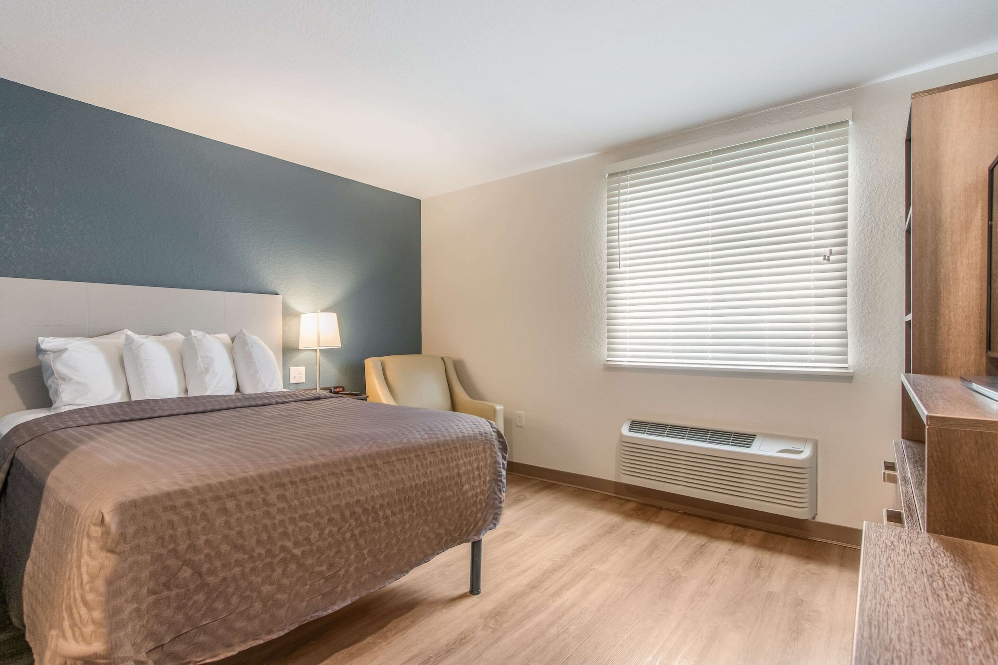 STANDARD, QUEEN BED