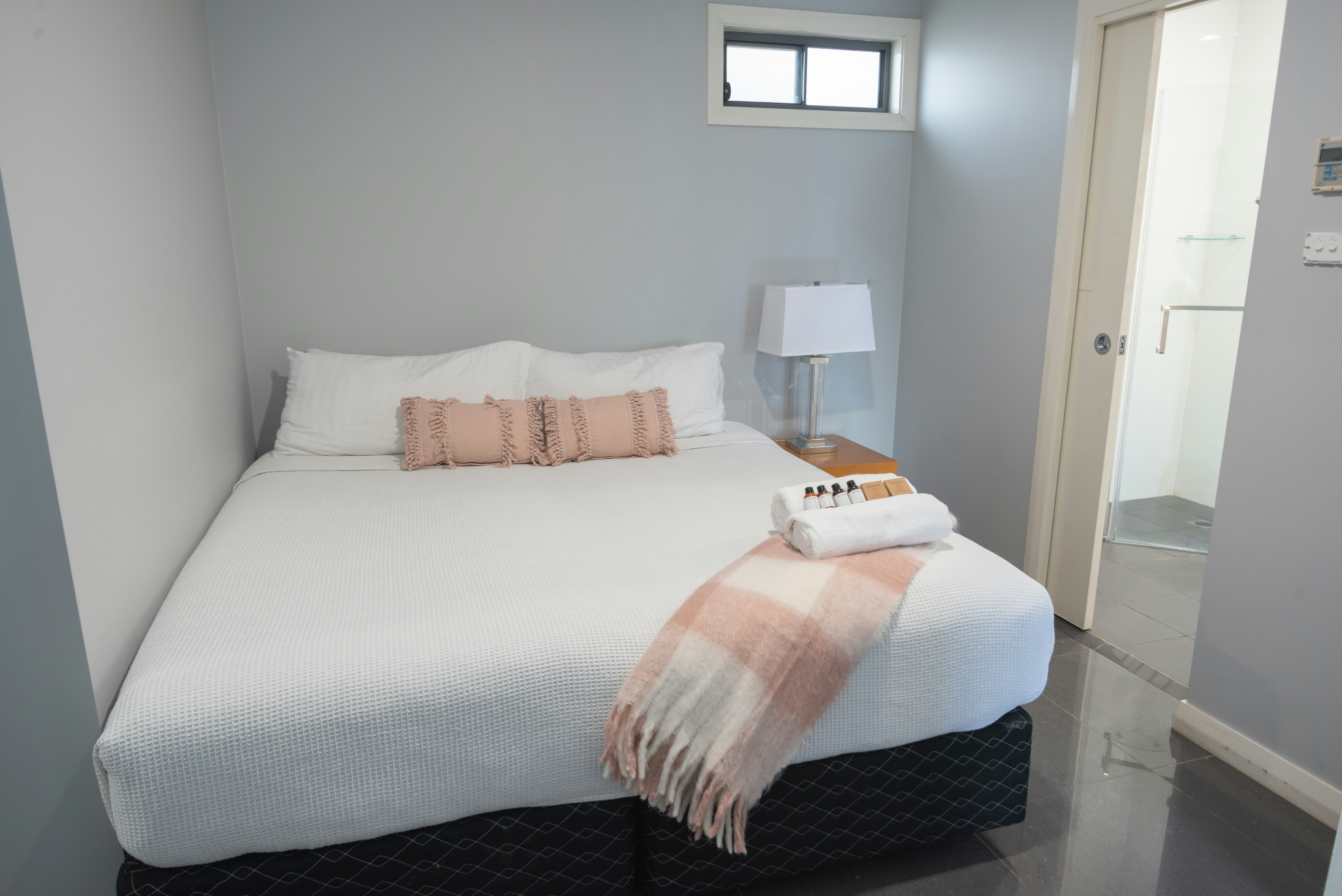 CARDIFF EXECUTIVE APARTMENTS 2/6