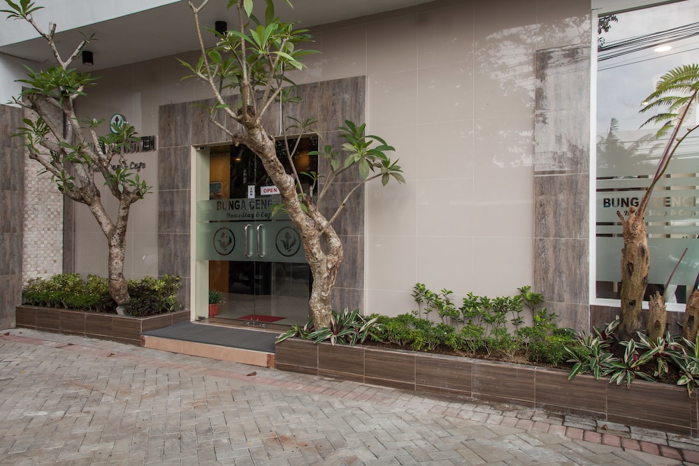 RedDoorz Premium @ Jalan Cengkeh Malang 2/20