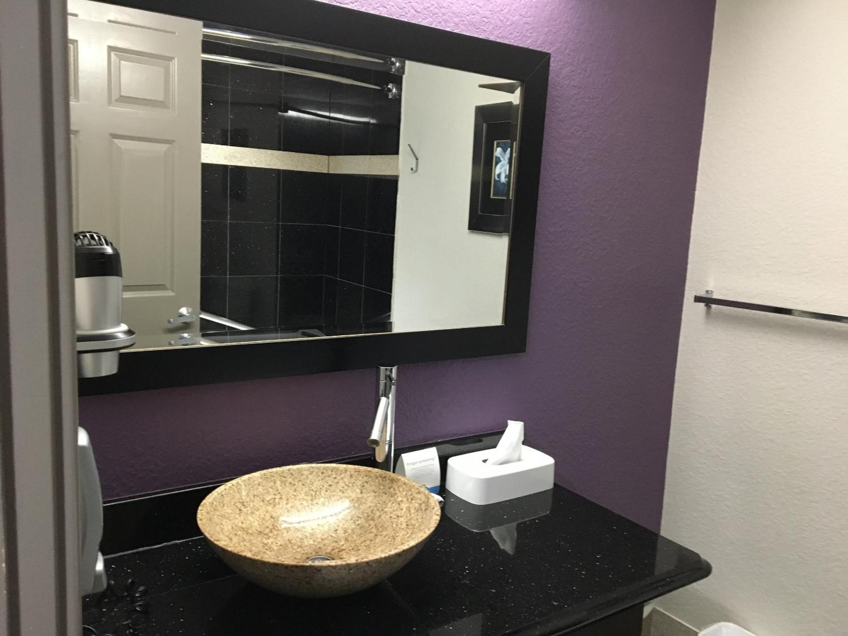 جناح استوديو بسرير كوين مع أريكة، Days Inn & Suites By Wyndham Bonita Springs North Naples 3/3