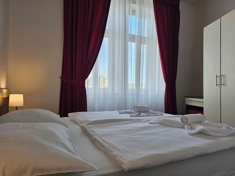 ROOM, DOUBLE BED