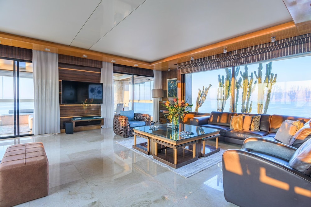 Lahoya Suites 24/50