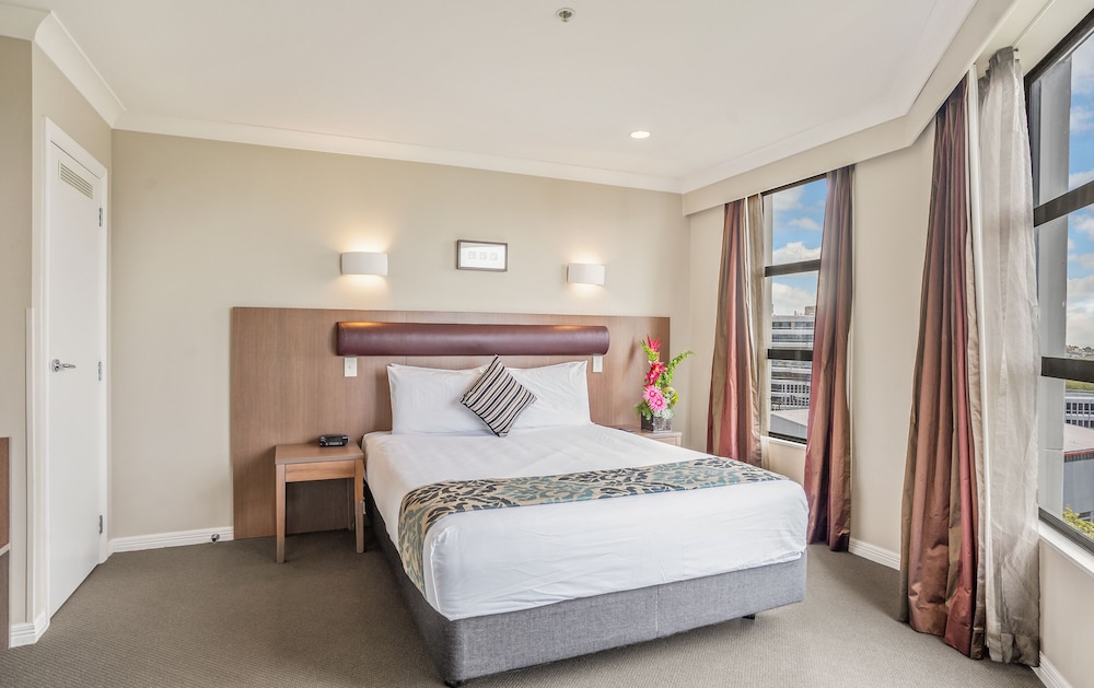 EXECUTIVE, SUITE