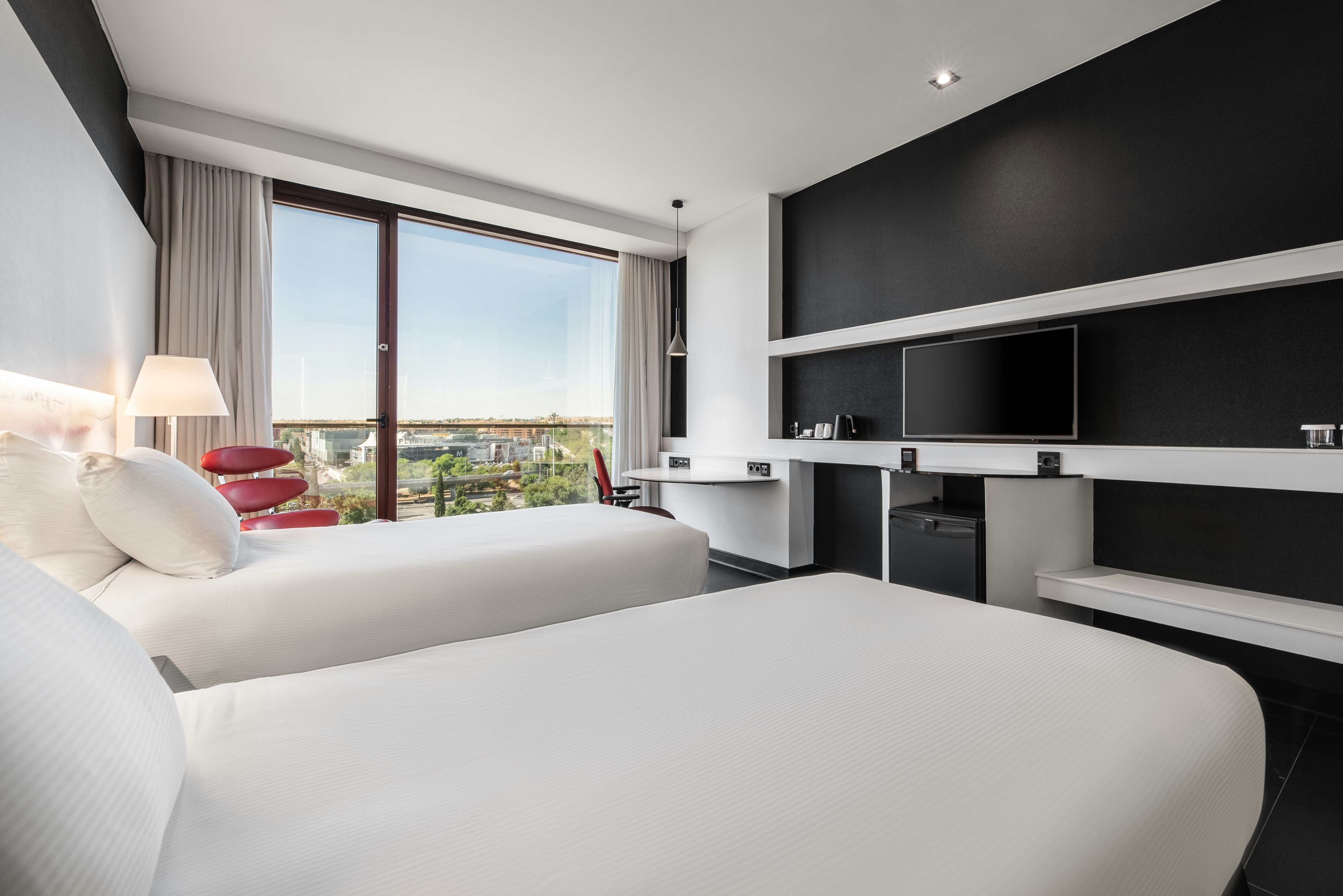 Room, Twin Beds, Skyline View