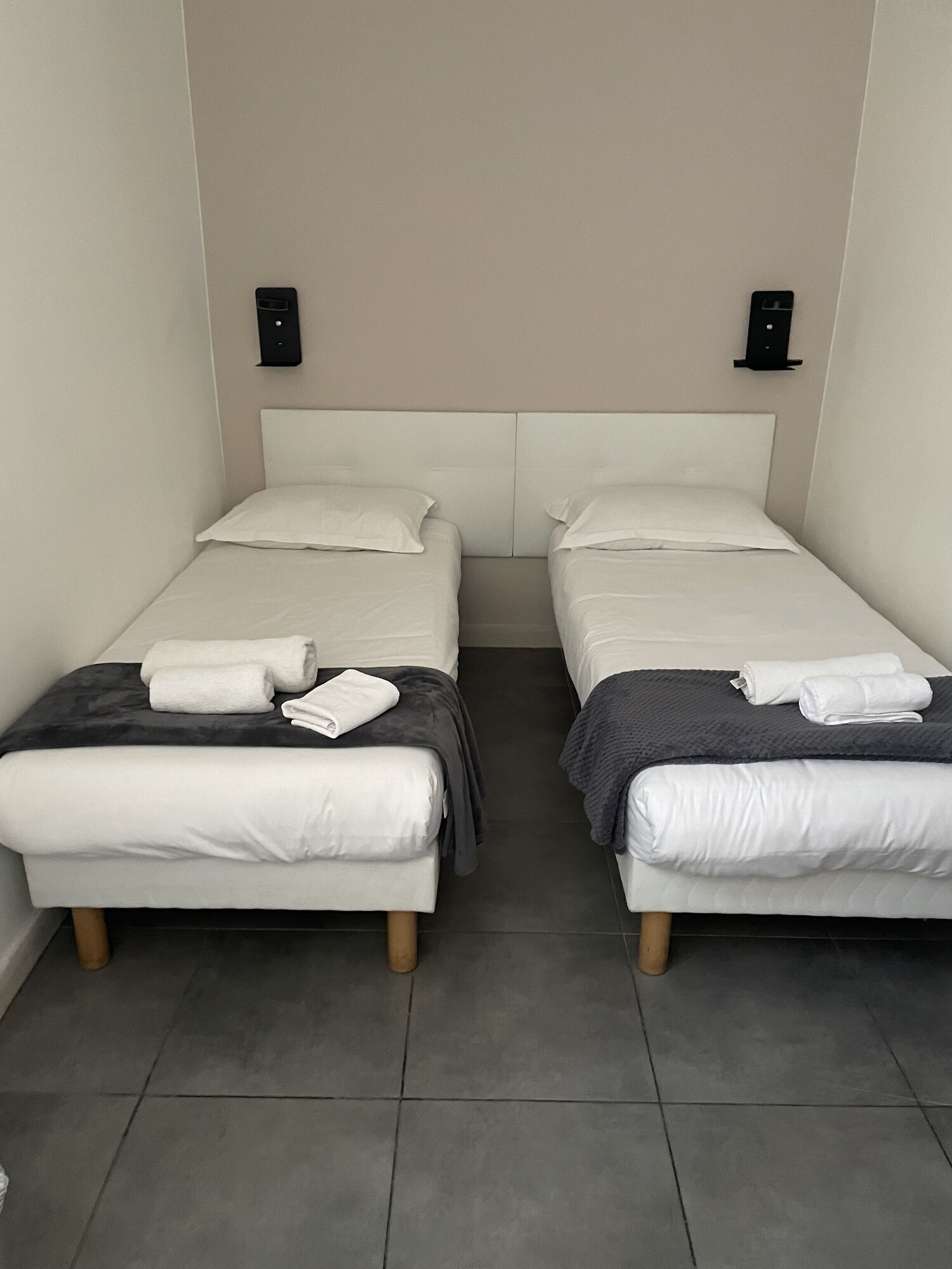 ROOM, DOUBLE BED