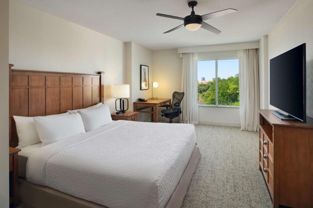 SUITE, KING BED, ACCESSIBLE