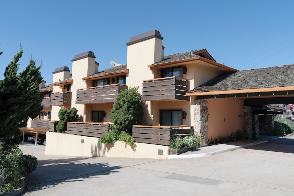 Monarch Resort 2/41