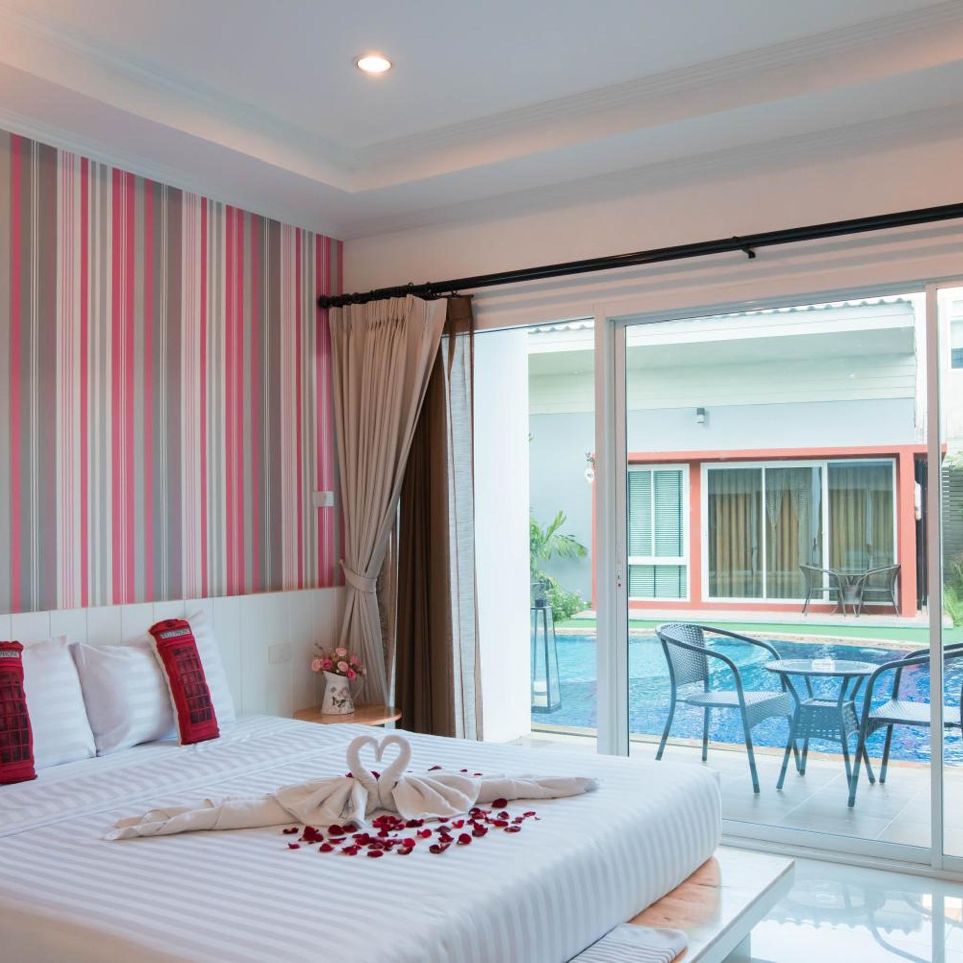 Deluxe, Double or Twin Bed, Pool Access