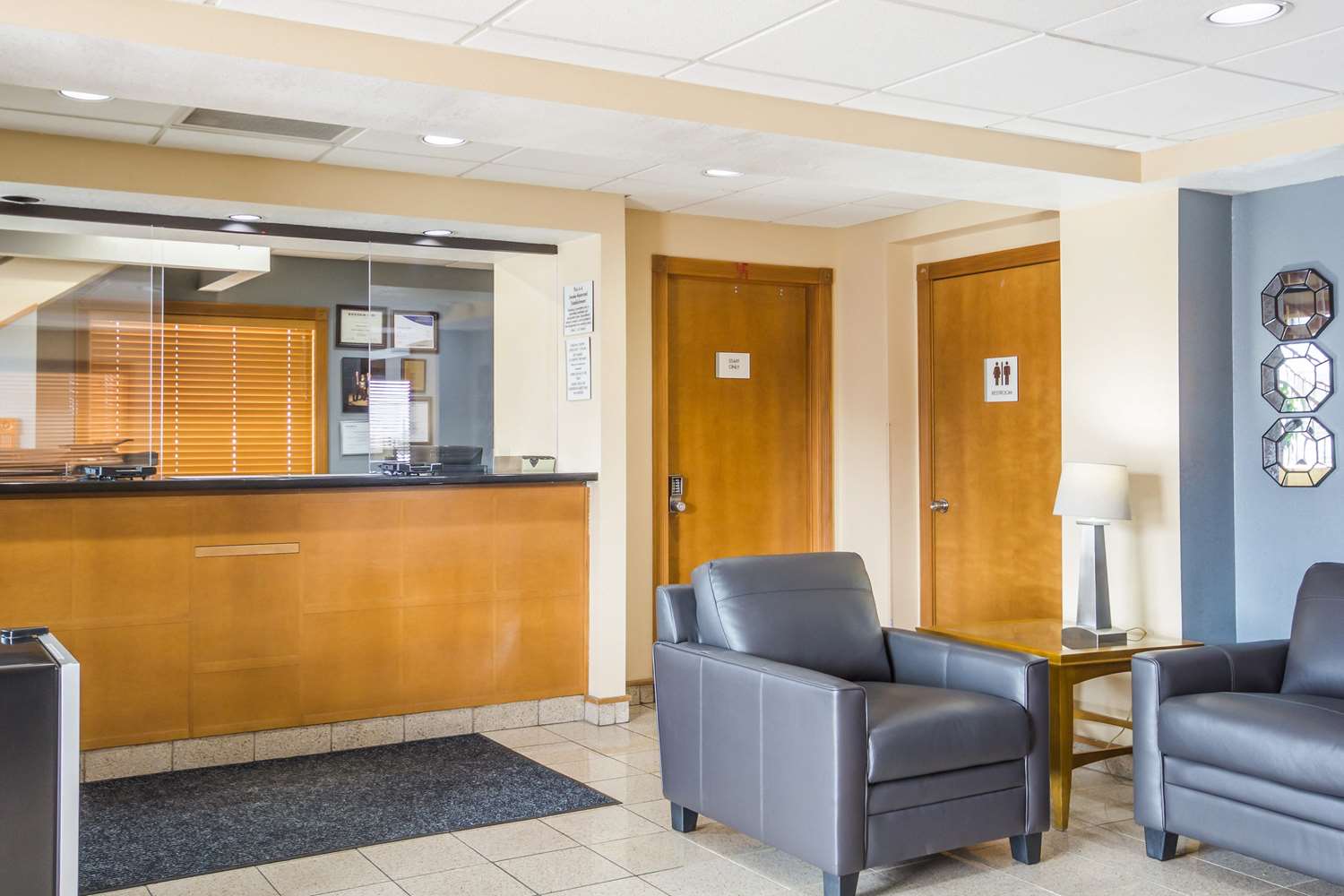Econo Lodge Inn and Suites I-35 at Shawnee Mission 3/32