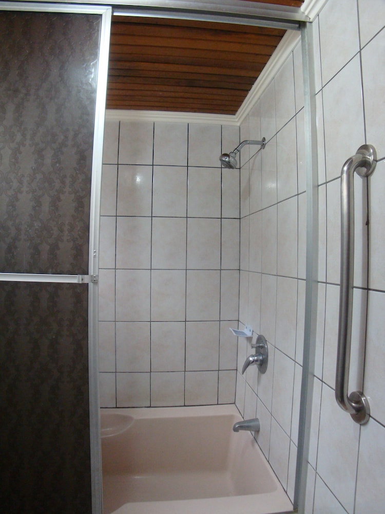 La Guaria Inn And Suites Hotel 65/65