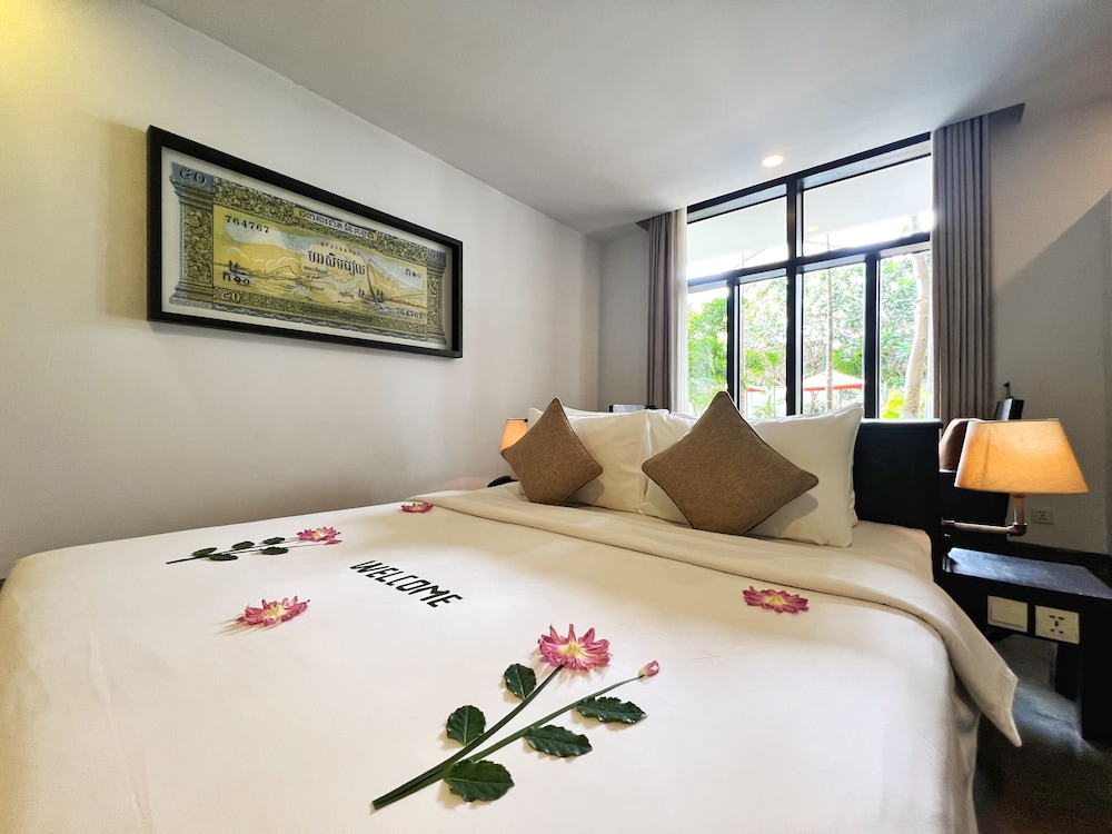 DELUXE, DOUBLE BED, POOL SIDE