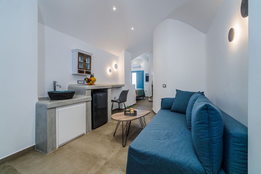 Aegean Blue Suites 84/99