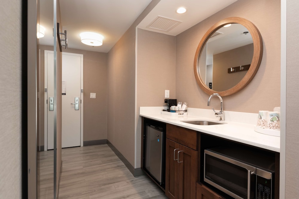 Hampton Inn & Suites Arlington Crystal City DCA 13/64