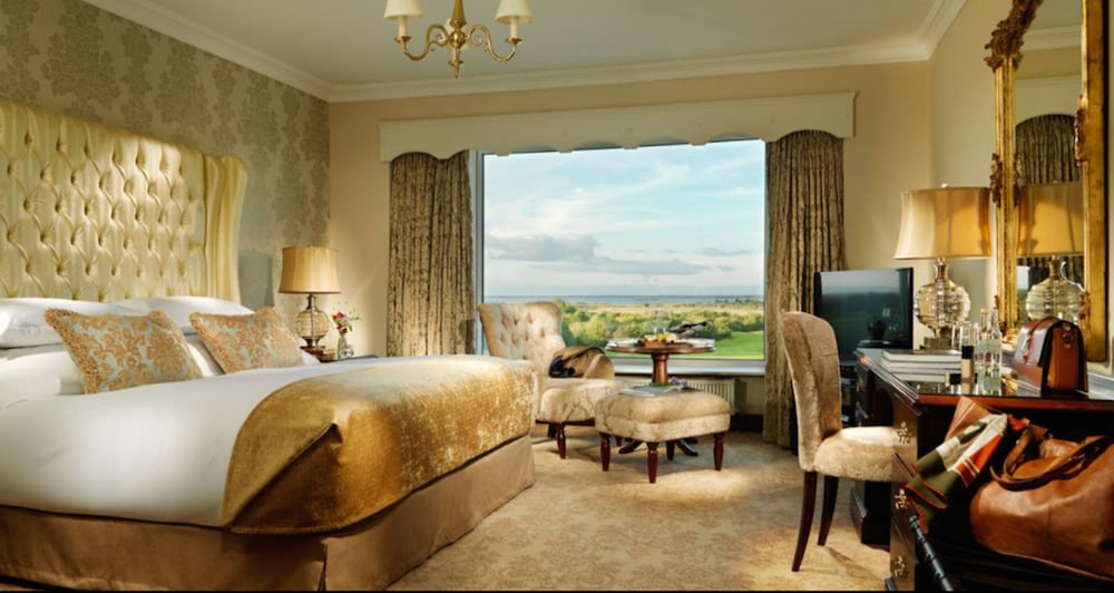 DELUXE, KING BED, LAKE VIEW