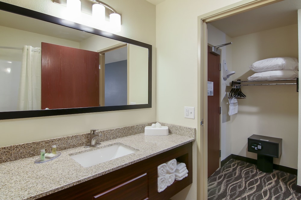 Cobblestone Inn & Suites at UW Stout Downtown Menomonie 26/54