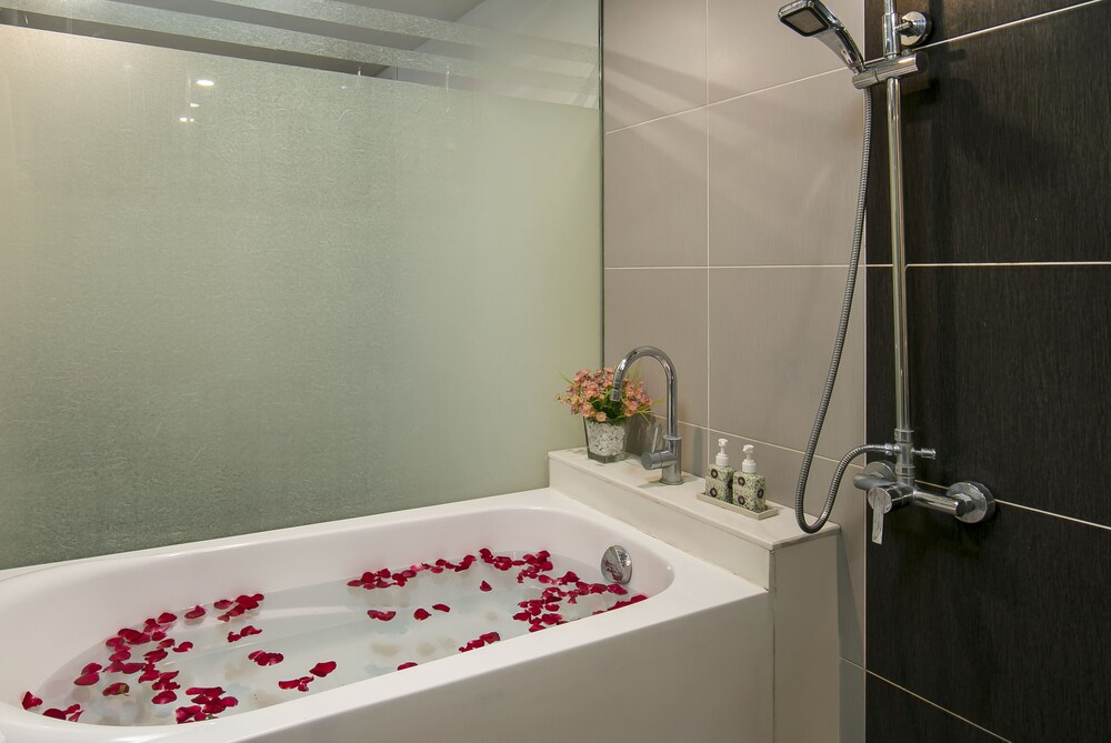 Hanoi Emotion Hotel 50/50