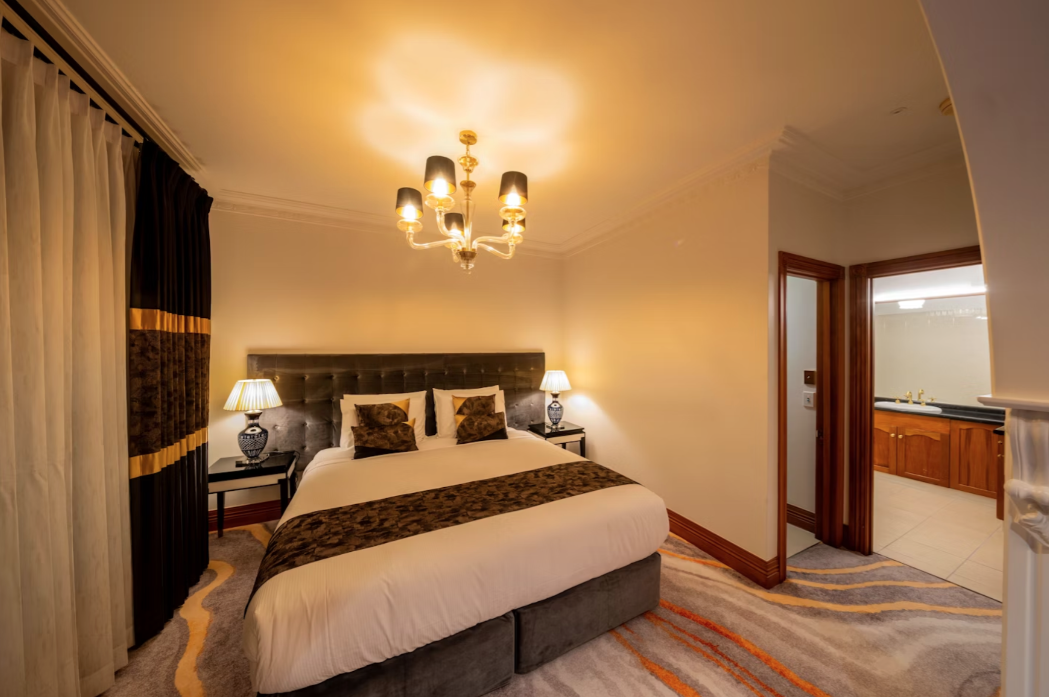 LODGE, SUITE
