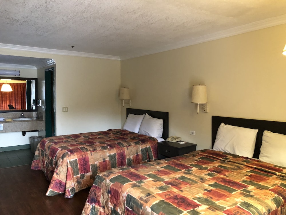 Travelers Inn Lawndale 13/26